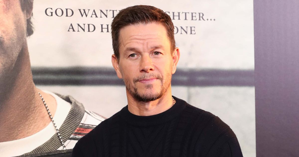 Mark Wahlberg takes a a cold plunge in his backyard (Getty images)