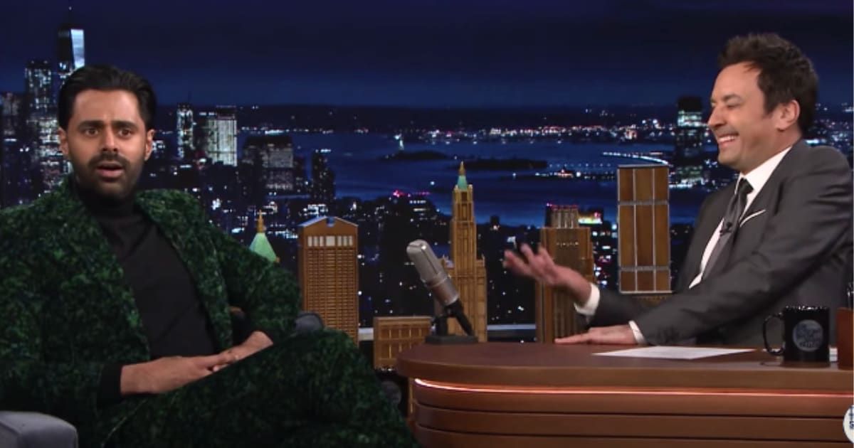Hasan Minhaj playfully described how people in therapy might skillfully deflect conversations on 'The Tonight Show' (@fallontonight/Youtube)