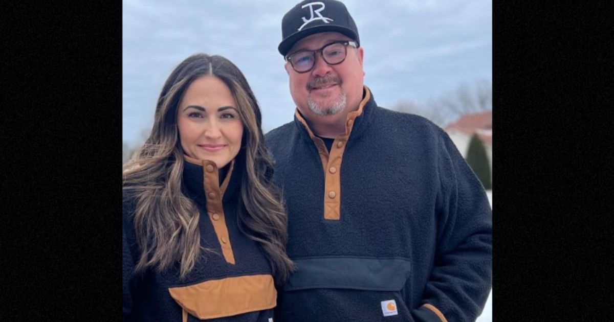 Eric Stonestreet and Lindsay Schweitzer got engaged in 2021 (@ericstornestreet/Instagram)