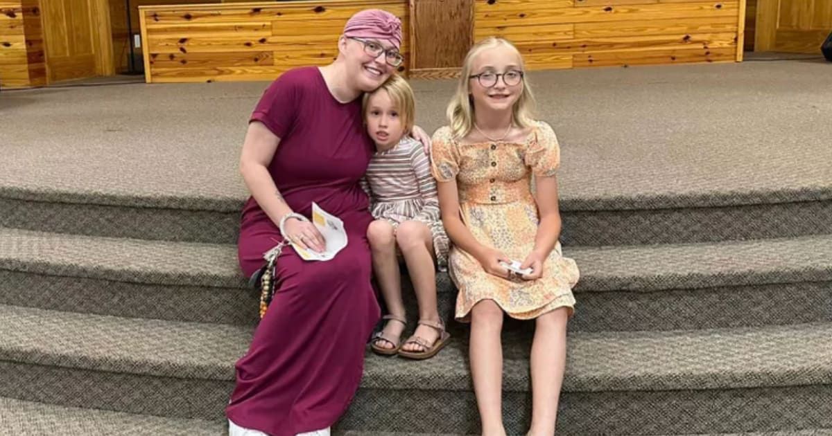 Anna Cardwell (L) is survived by her two beloved daughters -- Kaitlyn, 11, and Kylee, 8 (Anna Cardwell/Facebook)