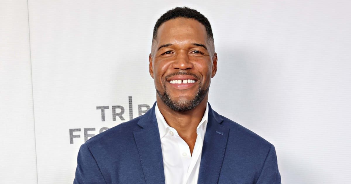 Fans swoon over Michael Strahan as 'GMA' star shares behind-the-scenes pics from his FOX punditry gig