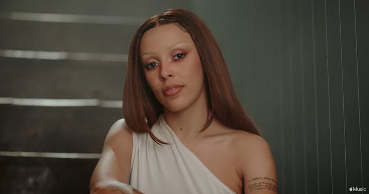 Doja Cat claims she never said that she hates her fans (Apple Music/YouTube)