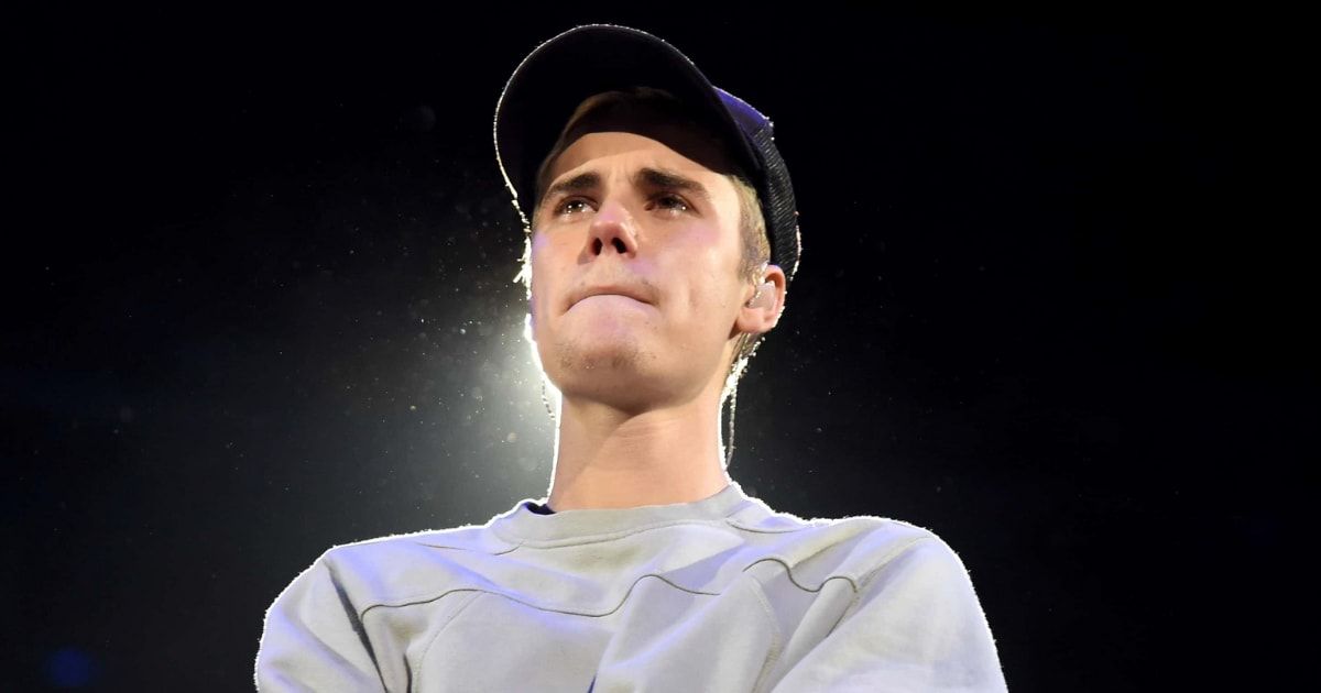 Justin Beiber wore baggy khaki jacket while heading to 'Saturday Night Live' studios in New York (Getty Images)