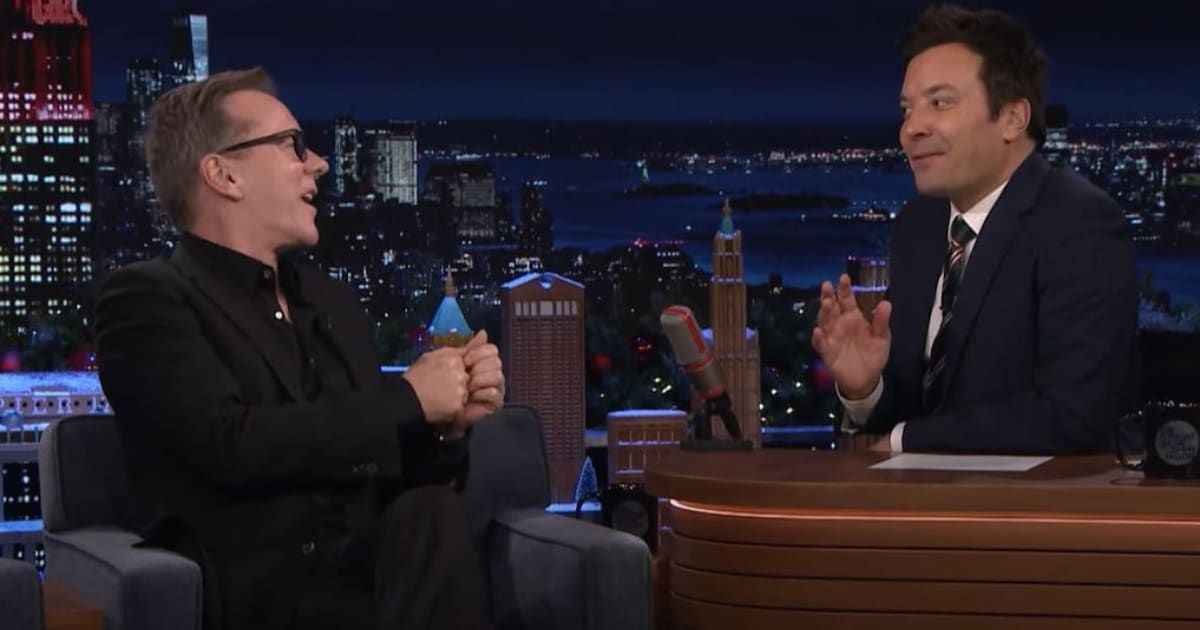 Kiefer Sutherland reminisced about a pivotal guitar lesson with River Phoenix while filming 'Stand By Me' (The Tonight Show Starring Jimmy Fallon/ Youtube)