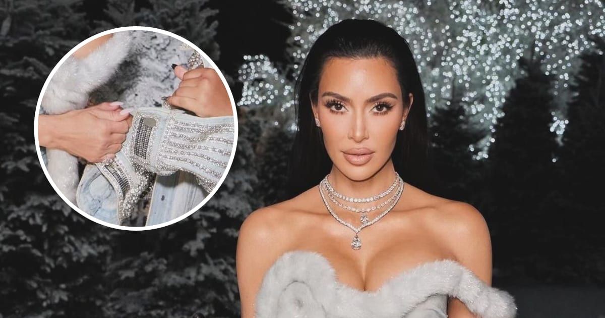 Kim Kardashian's double thumb photo with family on Christmas Eve confuses fans online (@kimkardashian/Instagram)