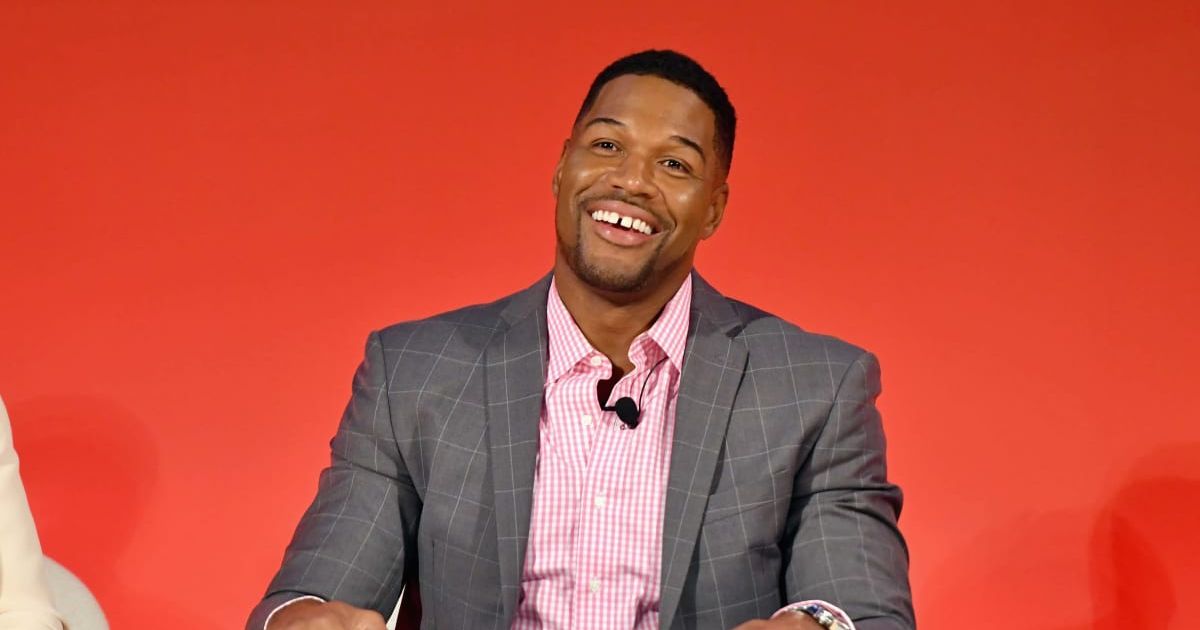 Michael Strahan poses with his 'NFL Sunday' crew as he attends Dallas Cowboys game while on holiday break from 'GMA'