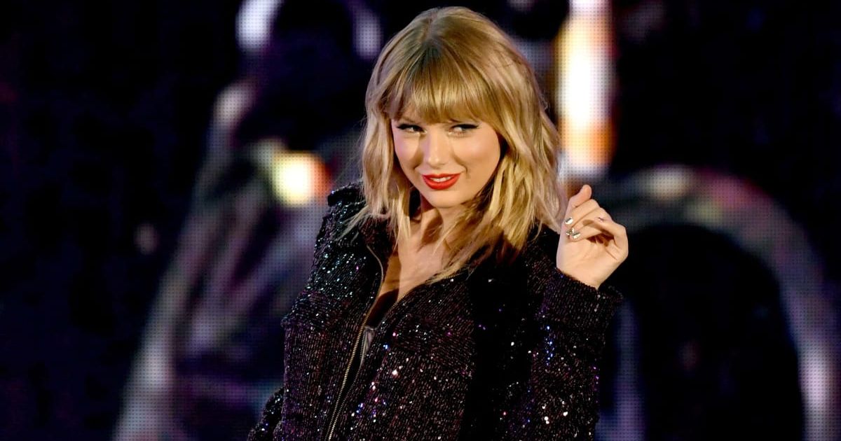 Taylor Swift won a fan's heart by giving them a scarf (Getty Images)