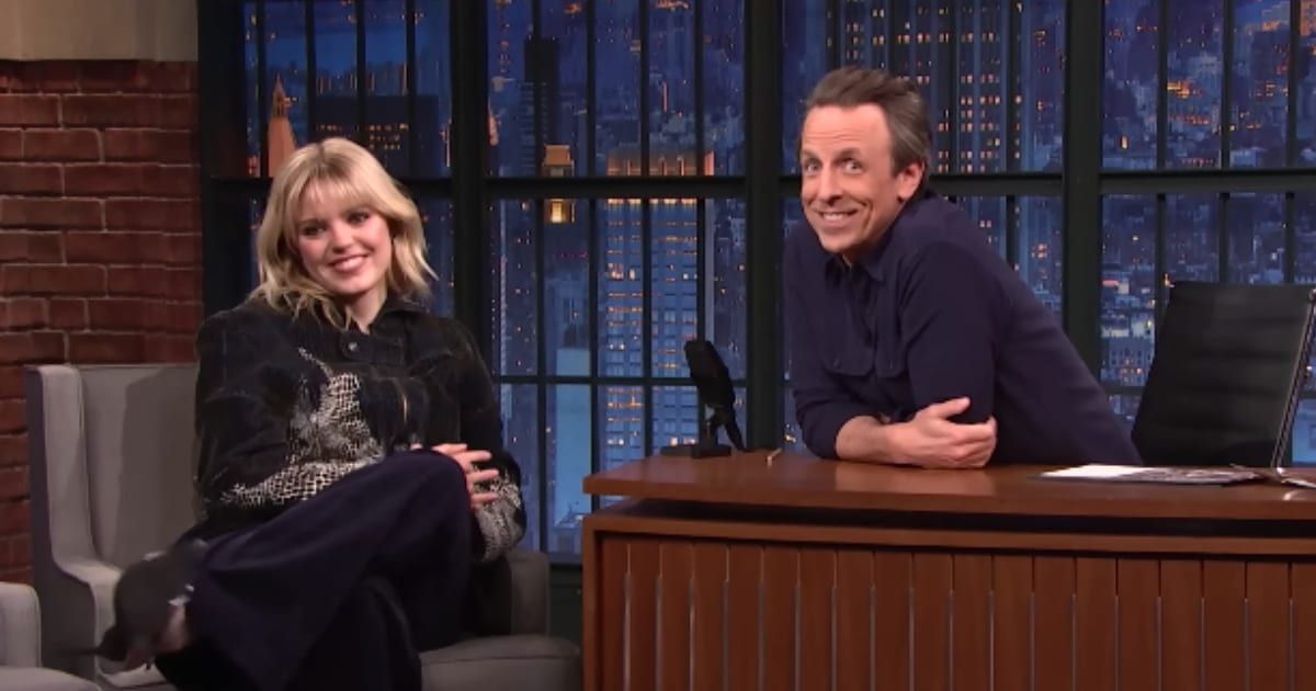 Renee Rapp disclosed that her friends' chat group is called 'TikTok h**s' on 'Late Night with Seth Meyers' (@LateNightSeth/Youtube)