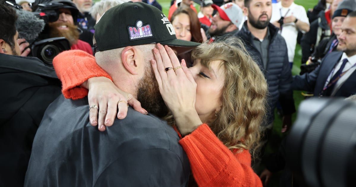 Travis Kelce and Taylor Swift kissed after the Chiefs defeated the Ravens  (Getty Images)