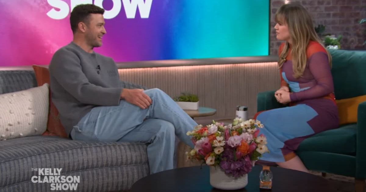 Justin Timberlake and Kelly Clarkson during the daytime talk show (screengrab/YouTube/TheKellyClarksonShow)
