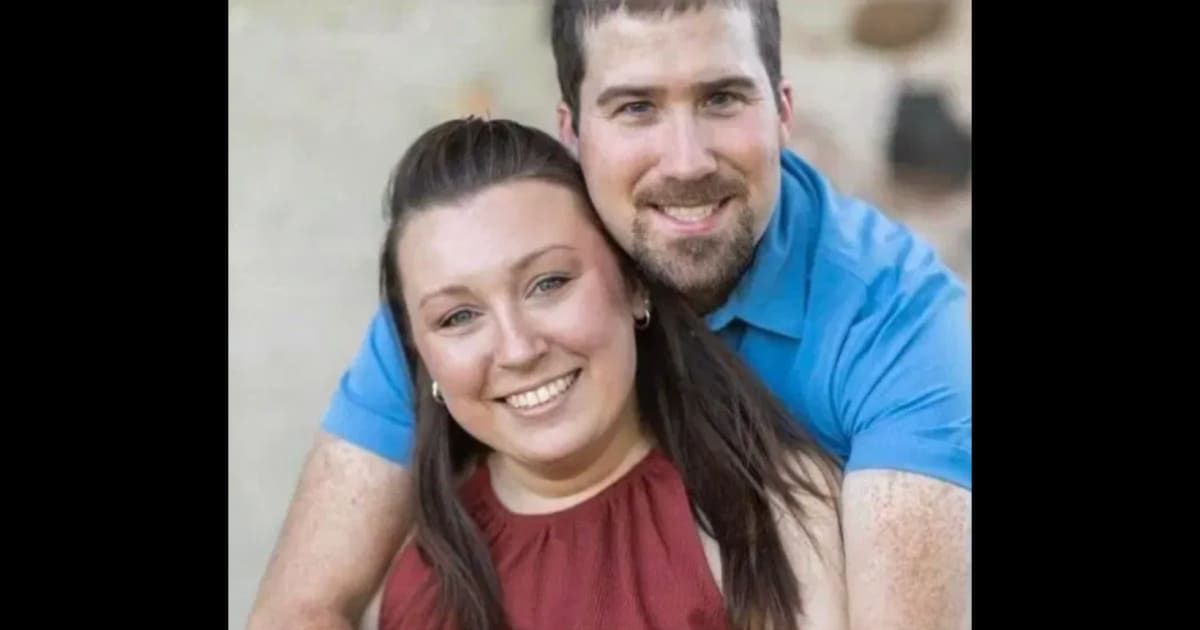 Gina Weingart was a bartender at Sports Page Bar and Emerson Weingart was there to keep her company when the shooting happened (CBS/screengrab)
