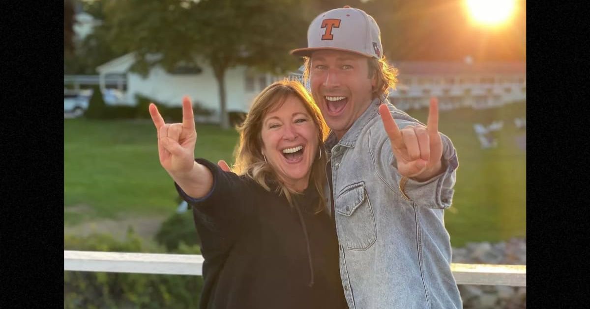 Glen Powell and his mother Cyndy are quite a team on social media (@glenpowell/Instagram)