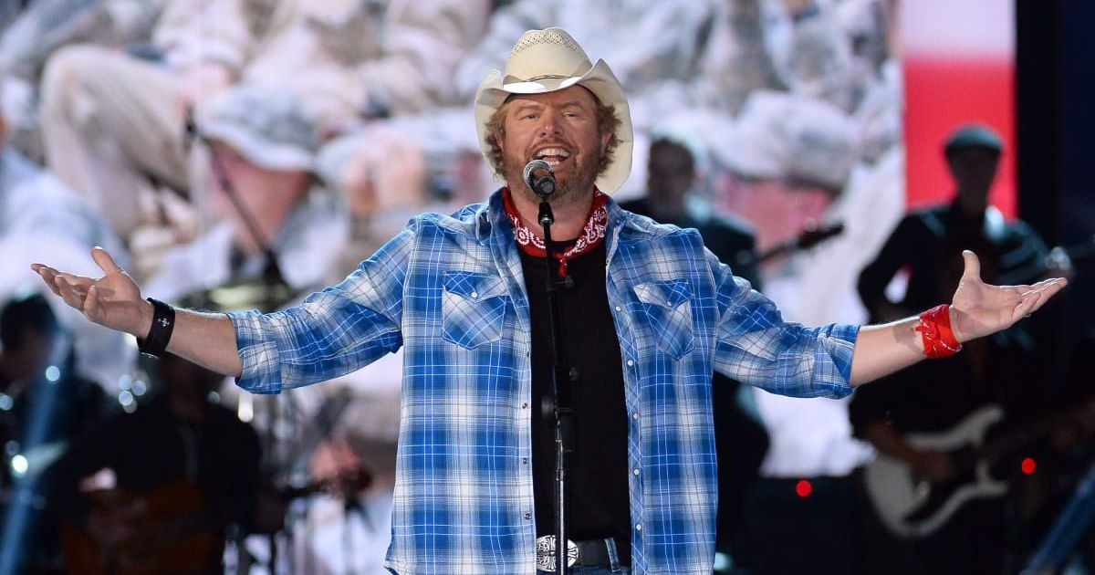 Toby Keith accepts the USO award at the MGM Grand Garden Arena on April 7, 2014, in Las Vegas, Nevada (Getty Images)