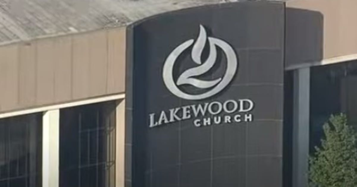 The shooting occurred during  gap between services at megachurch, which typically hosts around 45,000 attendees every week (abc7/screengrab)