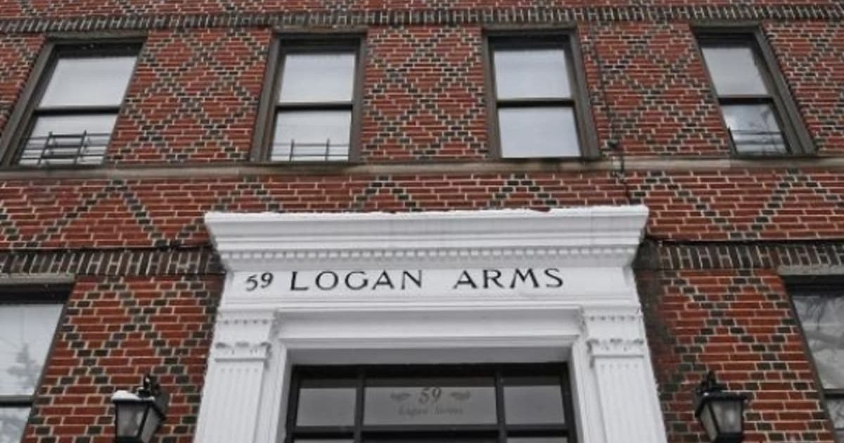 The victims, identified as Luz Espinal, 43, and an unnamed 40-year-old man, were discovered with gunshot wounds to their heads (X/screengrab) 