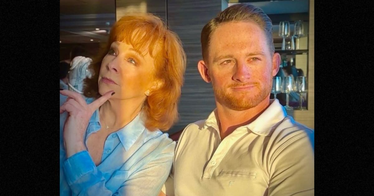 Reba McEntire pose for a selfie with son Shelby Blackstock (@reba/Instagram)
