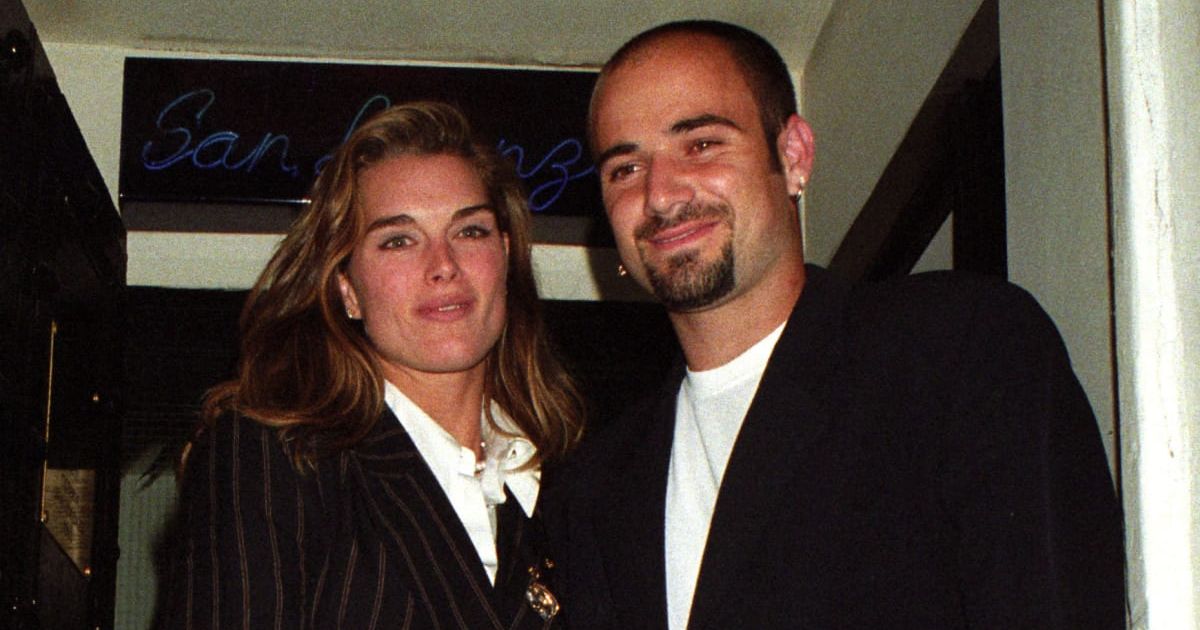 Brooke Shields and Andre Agassi leaving San Lorenzo Restaurant on 3 July 1995 (Photo by Tom Wargacki/WireImage)