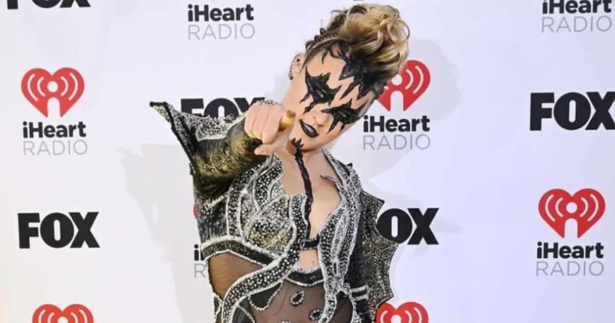 JoJo Siwa faced trolling for her distinctive spiked black makeup framing her eyes and faux hawk hairstyle (@JoJoSiwa/Instagram)