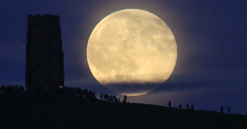 'Call it LunaTick!' Internet jokes after NASA given 'pointless' mission of creating time zone for moon