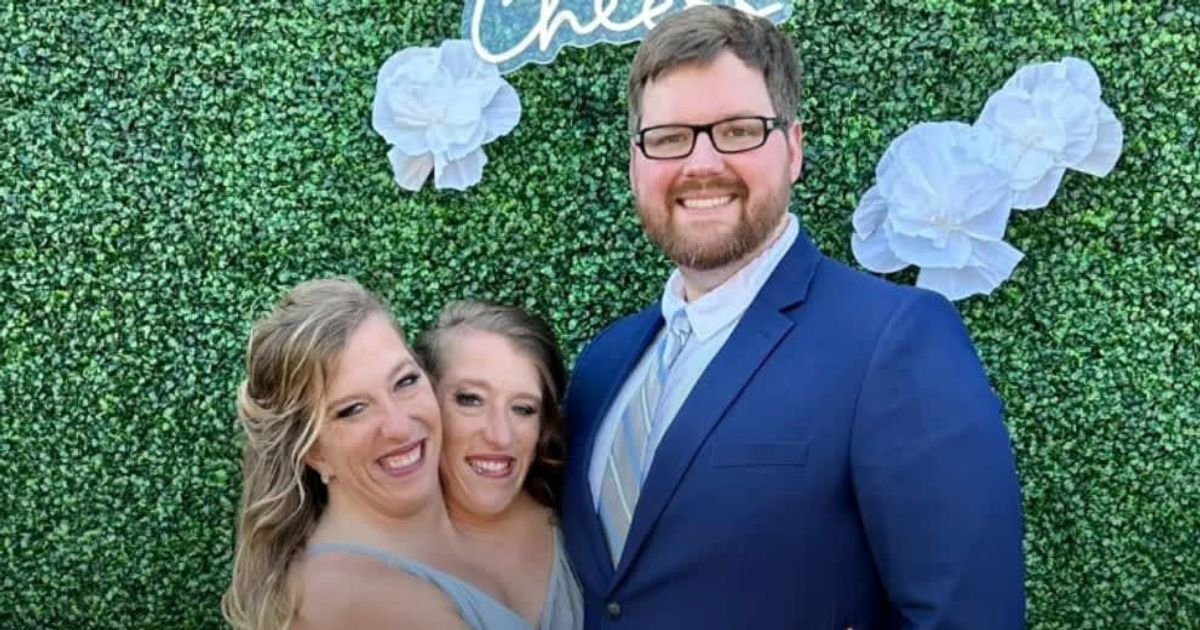 Abby Hensel did not list her conjoined twin Brittany as wedding witness (Getty Images)