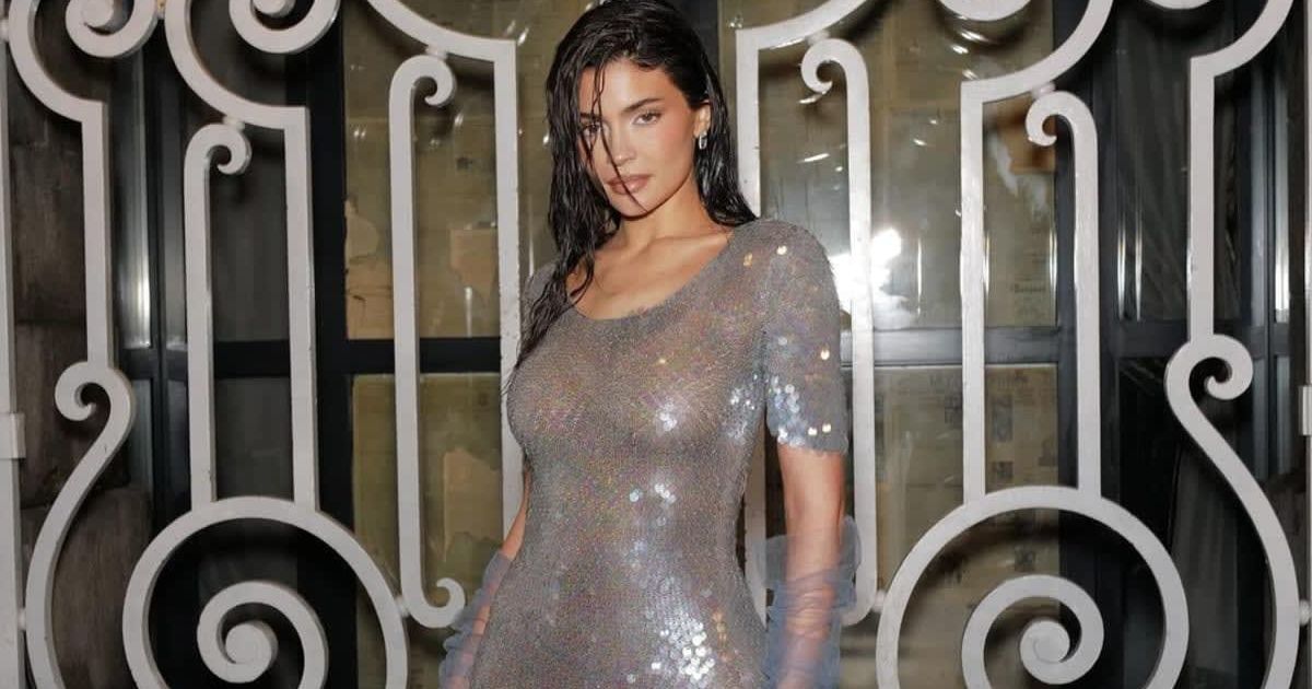 Kylie Jenner has been slammed online for promoting a yoga wear brand 
 during vacation(@kyliejenner/Instagram)