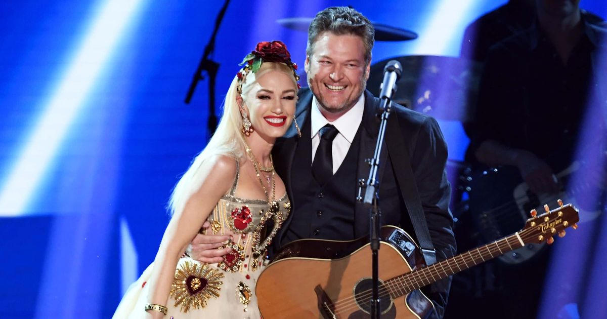 Gwen Stefani and Blake Shelton perform onstage together (Getty Images) 