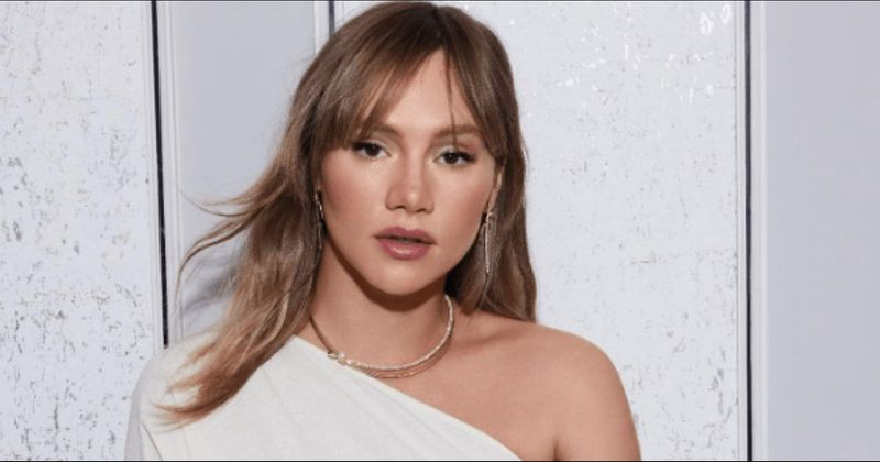 Suki Waterhouse announces she had a baby girl, calls her a 'little amazing lady' during Coachella performance