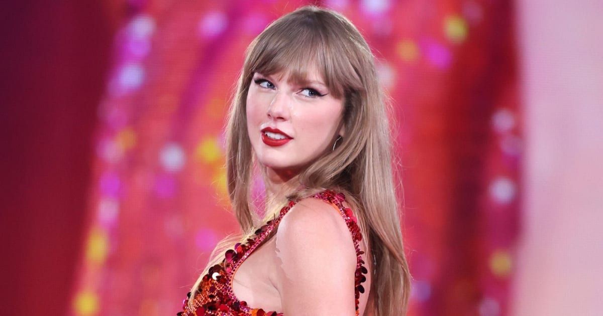 'She's an excellent performer': Fans laud Taylor Swift as she begins European leg of Eras Tour in Paris with stunning new stage outfits