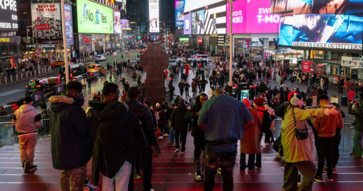 Several migrant men assaulted NYPD officers on a sidewalk in Times Square, resulting in utter chaos (Getty Images)