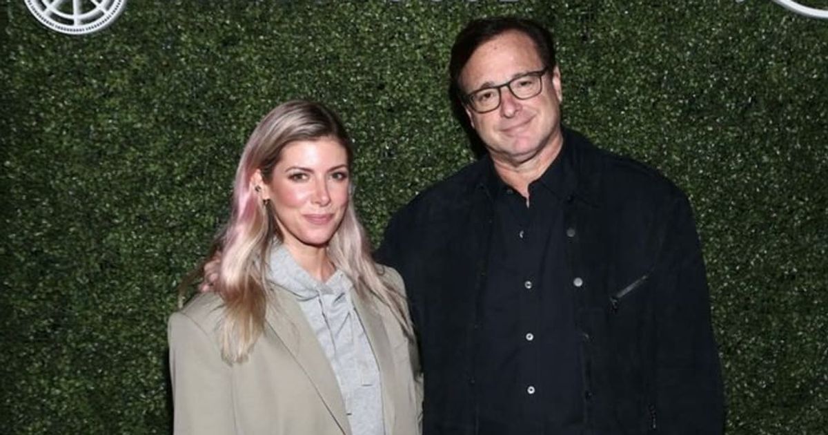 Kelly Rizzo celebrates late husband Bob Saget's wouldbe 68th birthday(00)