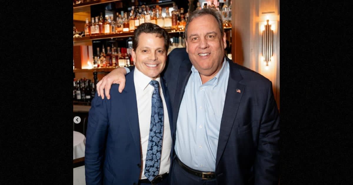 Anthony Scaramucci and Chris Christie's kiss at the former's book launch event went viral (Getty Images)