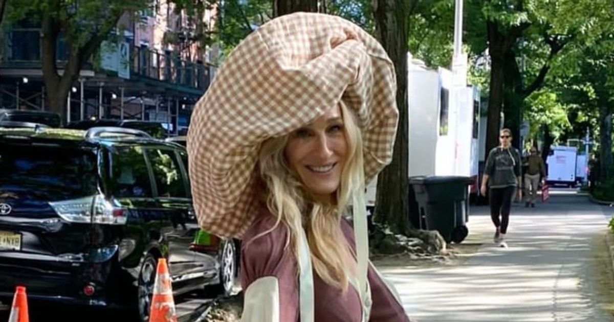 ‘Looks like a picnic blanket’: Sarah Jessica Parker trolled for wearing enormous pillow-like hat on set of ‘And Just Like That’ Season 3