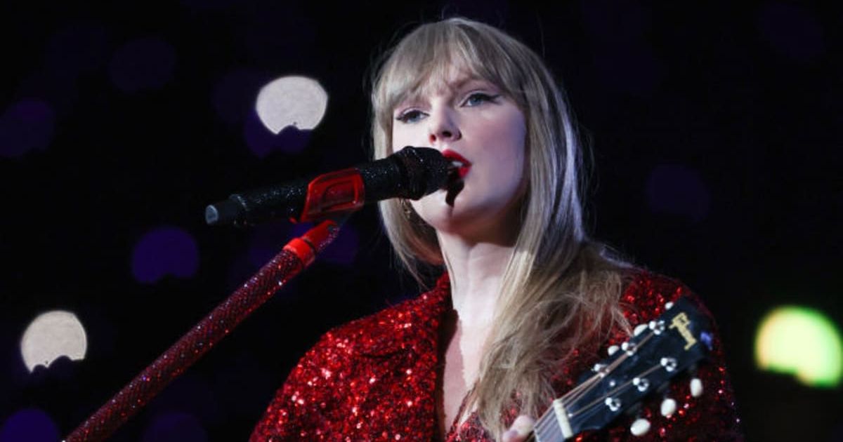 Taylor Swift adeptly managed a technical issue with the help offered by one of her crew members (Photo by Michael Campanella/TAS24/Getty Images for TAS Rights Management )