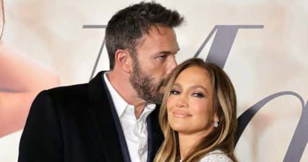 Jenifer Lopez and Ben Affleck shared an awkward air kiss during his son's basketball in Los Angeles (Getty Images)