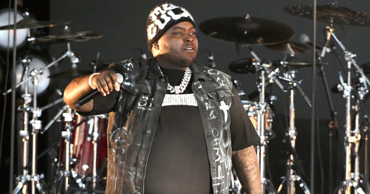 Sean Kingston's family was there to receive him as he walked out of the jail (Getty Images)