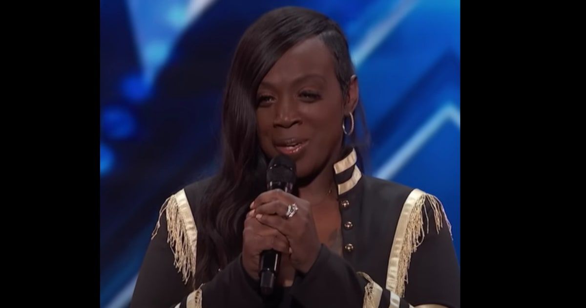 Dee Dee Simon singing in Season 19 of ‘America’s Got Talent’ (Screenshot from YouTube/ America's Got Talent)