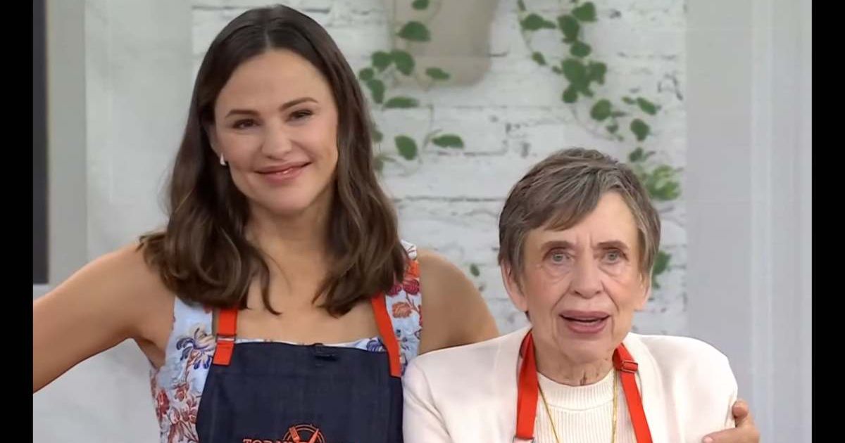 Jennifer Garner and mom Pat grateful for ‘nice kind’ of fame they get from their 'Pretend Cooking Show'