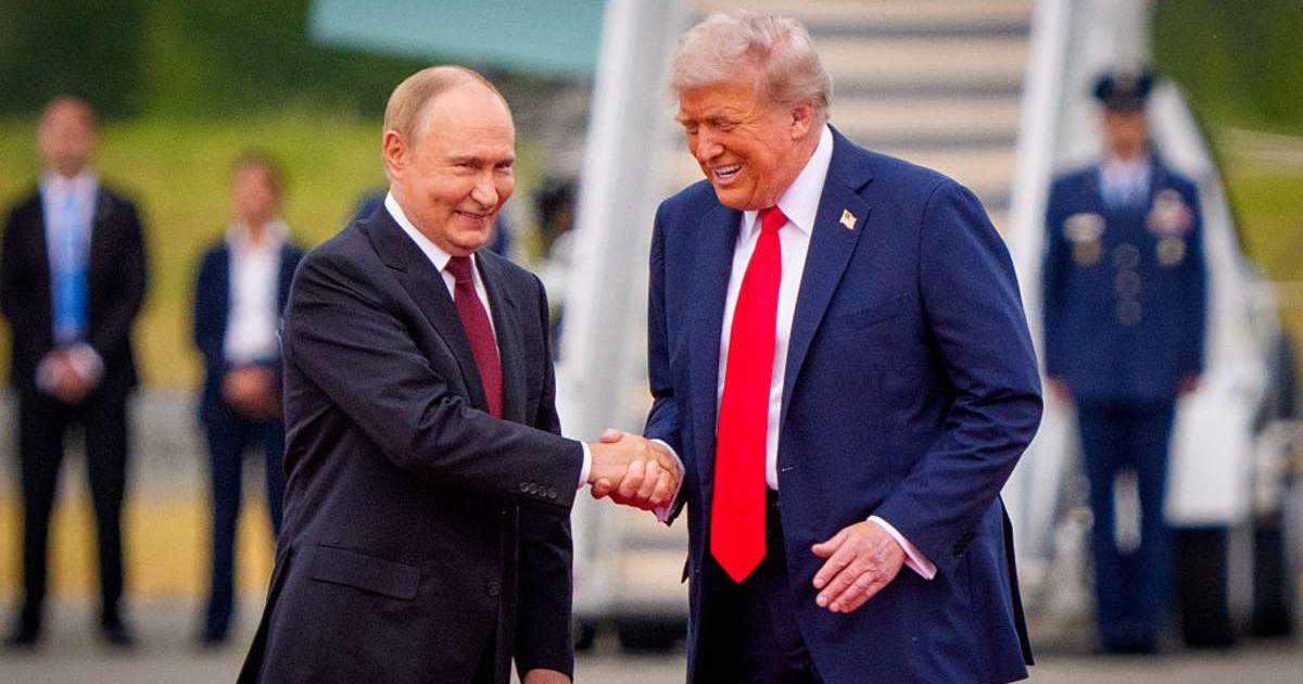 Lip reader reveals Trump’s three-word promise to Putin at Alaska airport tarmac