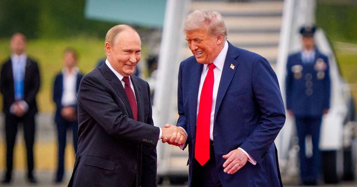 Expert reveals 'telling difference' in Trump’s opening and closing handshakes with Putin at Alaska summit