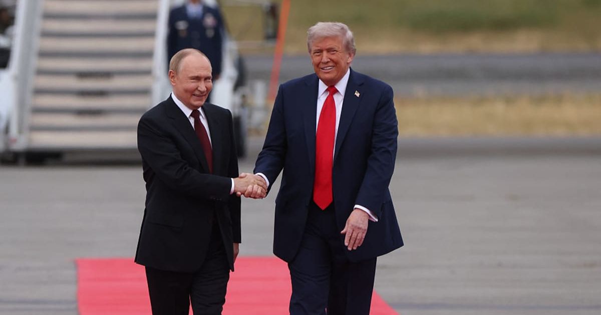 Body language expert decodes Trump and Putin's 'power battle' during prolonged handshake at Alaska summit