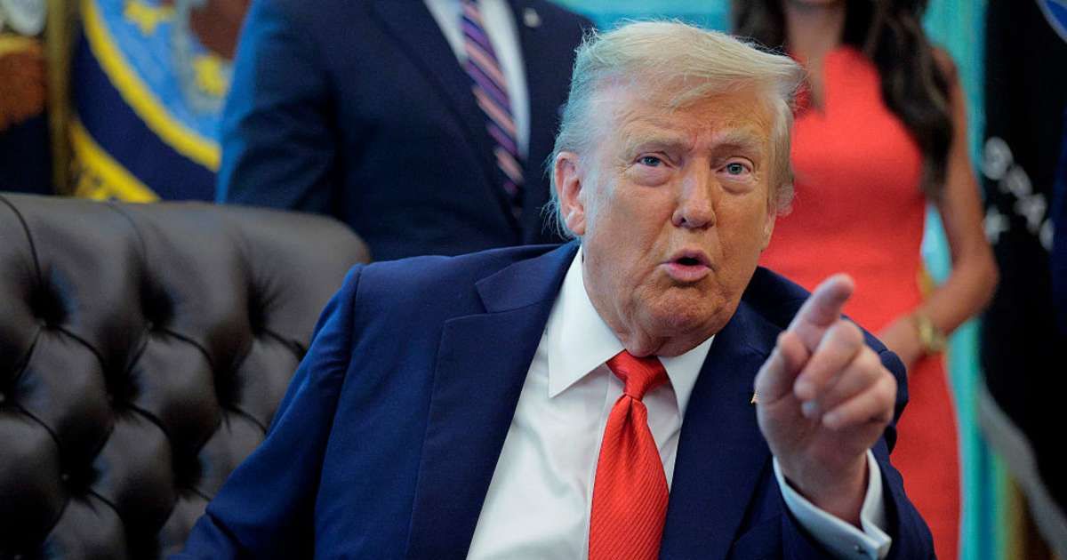 Trump boots staffer from Oval Office after phone interrupts remarks: ‘Get out of the room’