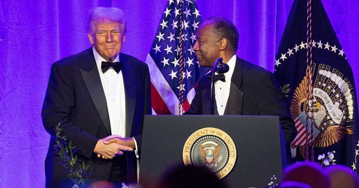 Donald Trump displayed a visibly made-up right hand during the Mount Vernon black-tie dinner (Getty Images)