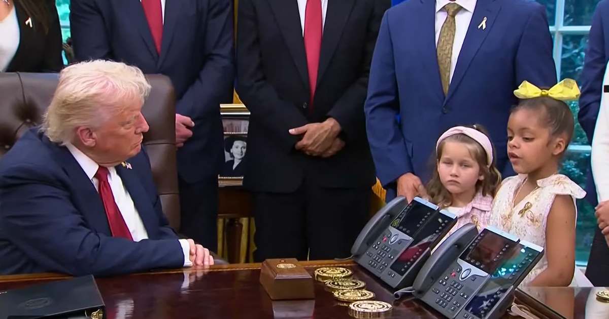 Donald Trump signed the order surrounded by child cancer survivors, declaring they will defeat childhood cancer once and for all (Diario AS/YouTube)