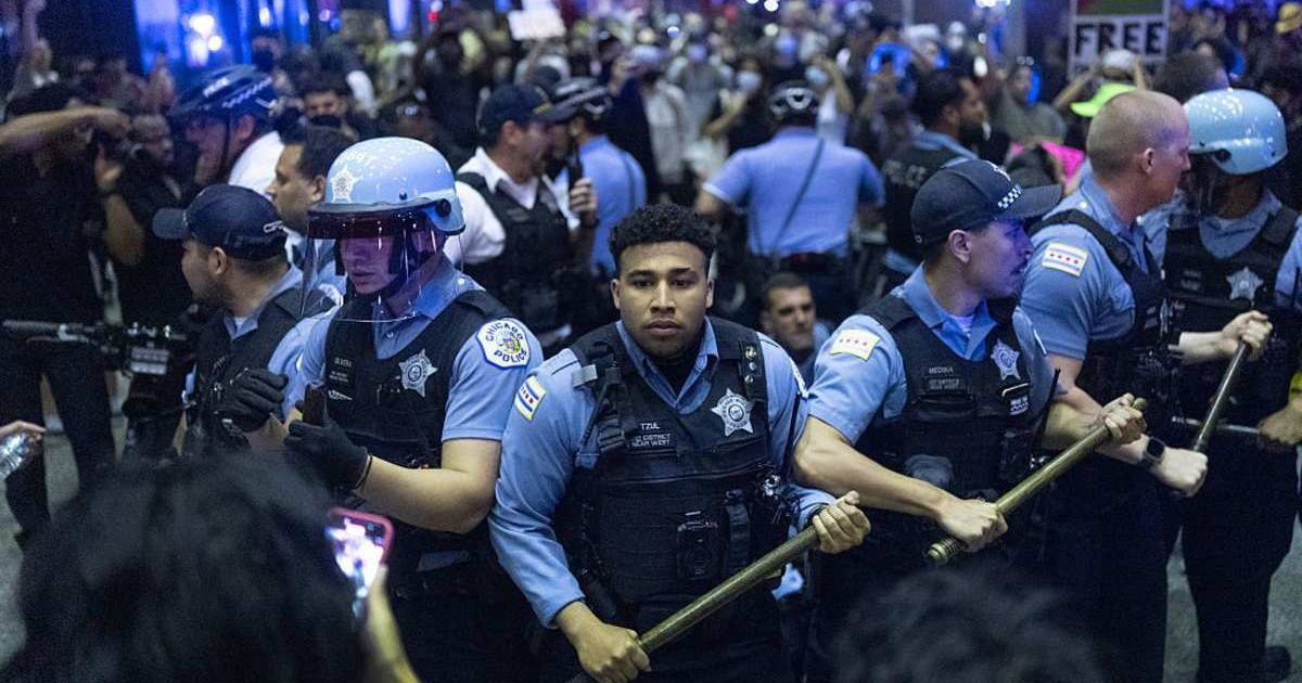 Chicago police officers were told not to assist ICE agents during the protest (Scott Olson/Getty Images)