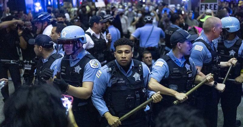 Chicago police told to stand down as border patrol agents were surrounded by angry protesters
