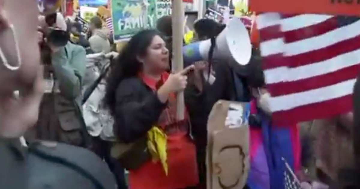 A video of a ‘No Kings’ protest coordinator trying to hand out comm cards with talking points went viral on Saturday, October 18 (@GuntherEagleman/X)