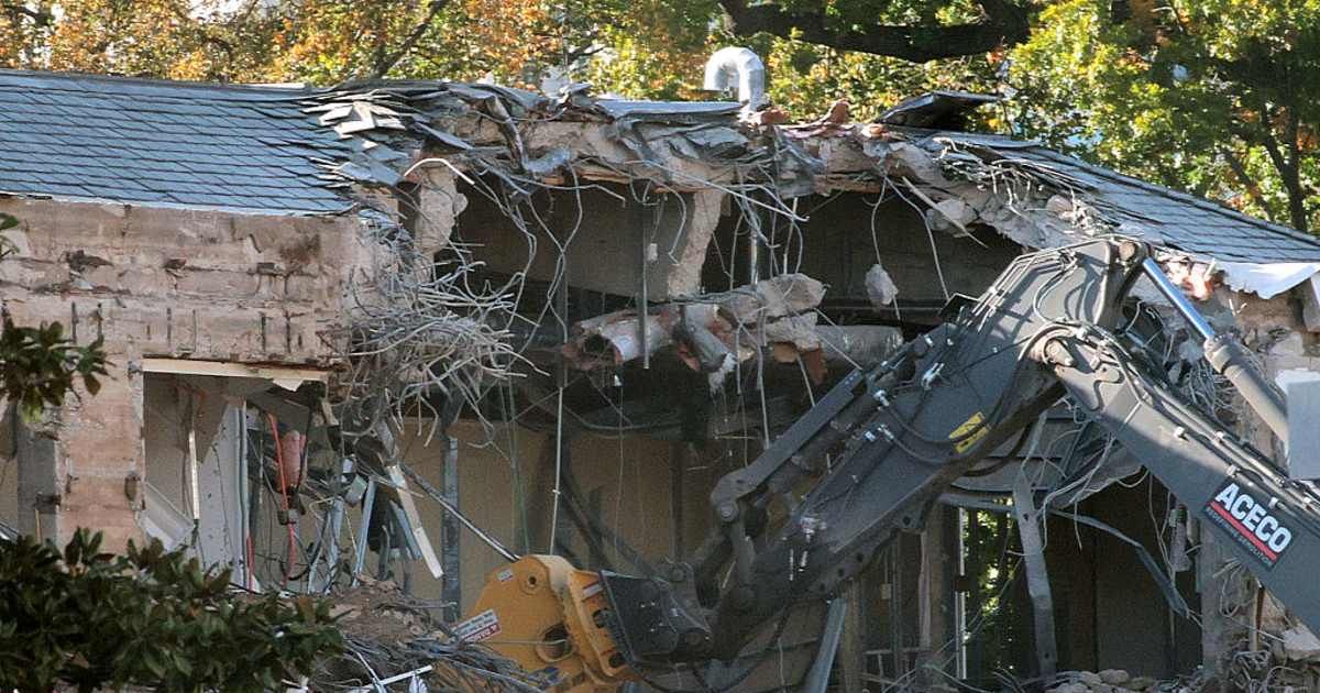 Workers demolish the facade of the East Wing of the White House on October 20, 2025 in Washington, DC (Getty Images)
