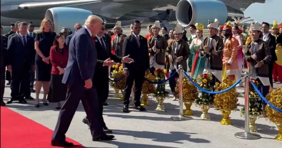 Donald Trump joined Malaysian dancers at KLIA, moving to the rhythm of traditional music (@MargoMartin47/X)