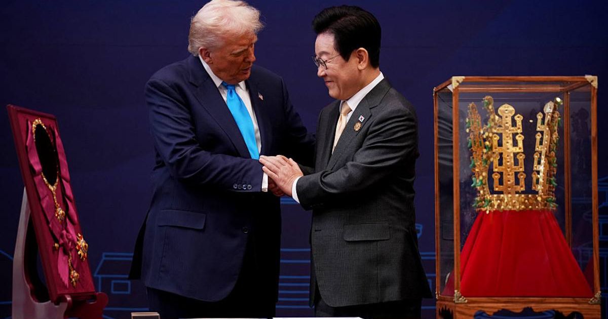 Judi James observed that President Donald Trump displayed rare sincerity and deep appreciation upon receiving South Korea’s gold crown (Andrew Harnik/Getty Images)