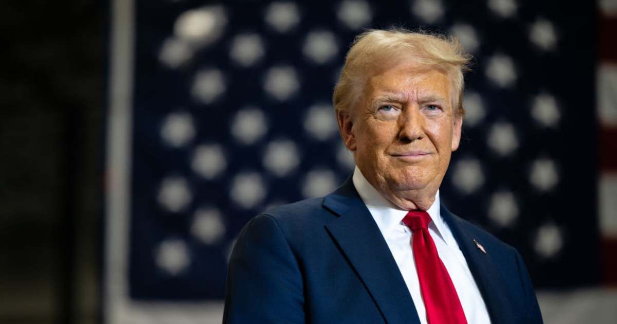 Viral posts claim Donald Trump said a shutdown 'means the president is weak' in 2013 (Brandon Bell/Getty Images)